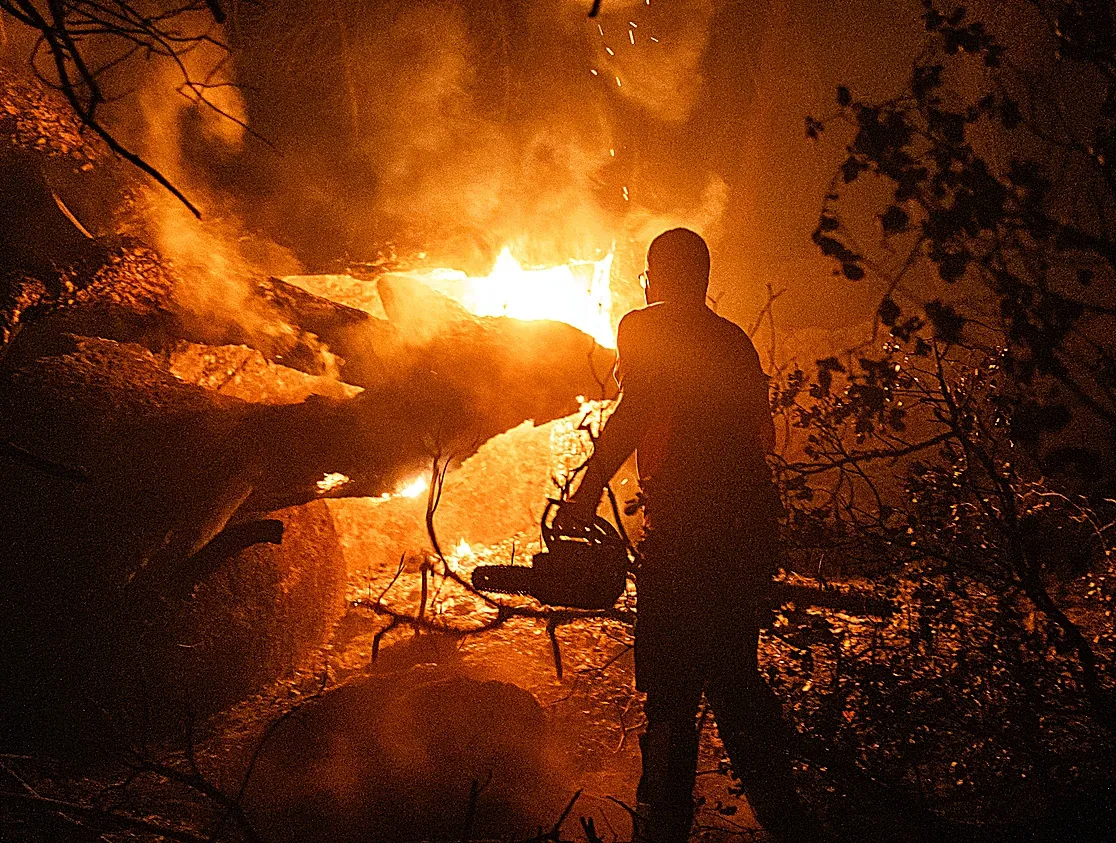 Una madrugada «como el infierno» en el Valle del Tiétar: «Conseguimos salvar del fuego lo máximo que se podía»