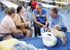 Una caravana de psicólogos, de pabellón en pabellón, para atender a los evacuados del fuego: «La ansiedad aumenta con los días»