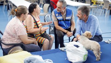 Una caravana de psicólogos, de pabellón en pabellón, para atender a los evacuados del fuego: «La ansiedad aumenta con los días»