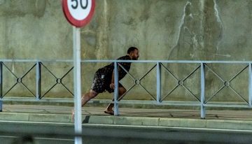 Una avalancha masiva de miles de migrantes en Ceuta desborda a las fuerzas de seguridad en la mayor crisis desde el choque con Marruecos en 2021