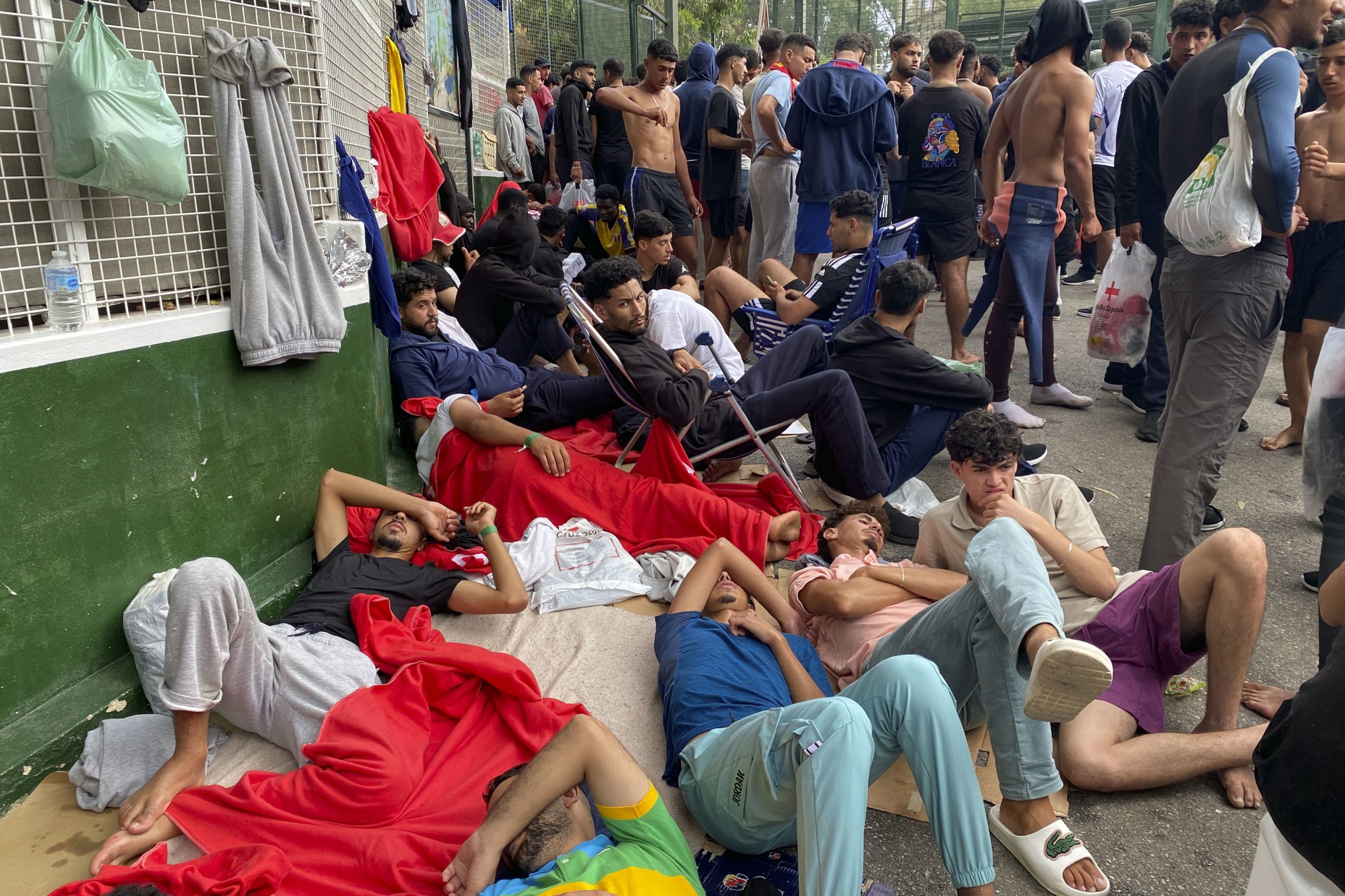 Migrantes que aguardan acceder al interior del Centro de Estancia Temporal de Inmigrantes (CETI) de Ceuta.