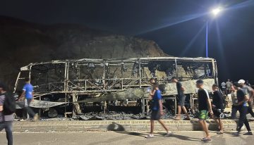Unas 50.000 personas cruzan  la frontera con Ceuta ante la mirada del Ejército y la Guardia Civil y el Gobierno asegura que 48.300 ya han regresado a Marruecos