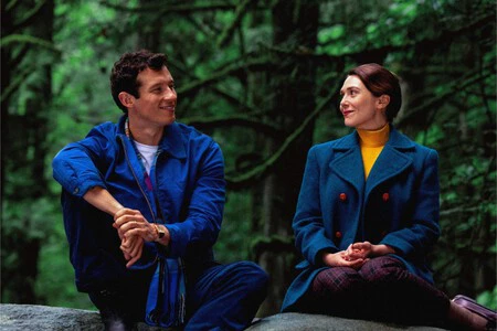 Callum Turner Y Elizabeth Olsen