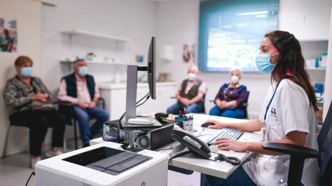 Los médicos inspectores de la Seguridad Social, sobre la propuesta de Feijóo para las bajas: «Un despropósito»