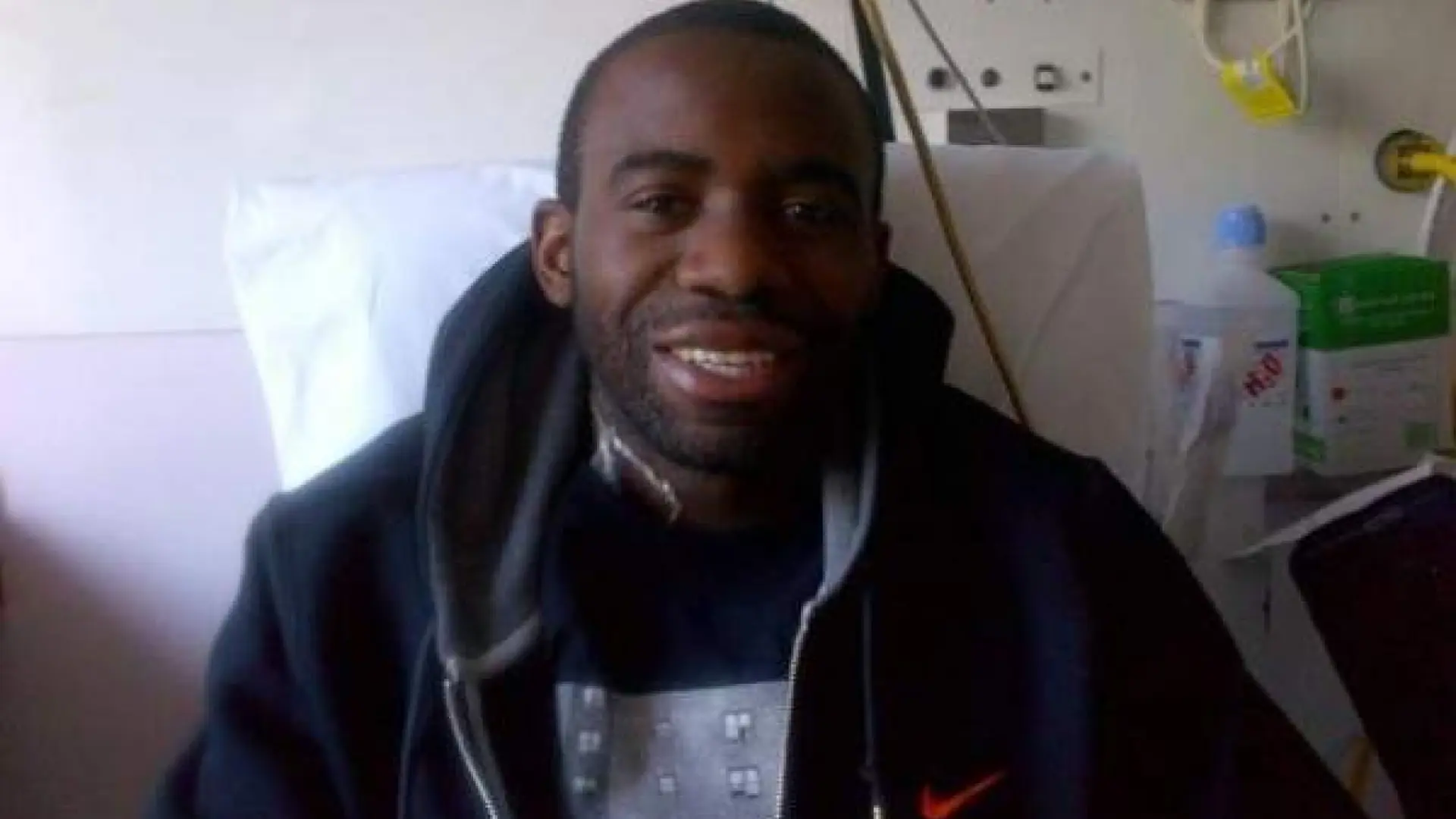 Fabrice Muamba, el exfutbolista que estuvo 78 minutos 'muerto' en el terreno de juego: «Dios me dijo: 'Aún no es tu hora»