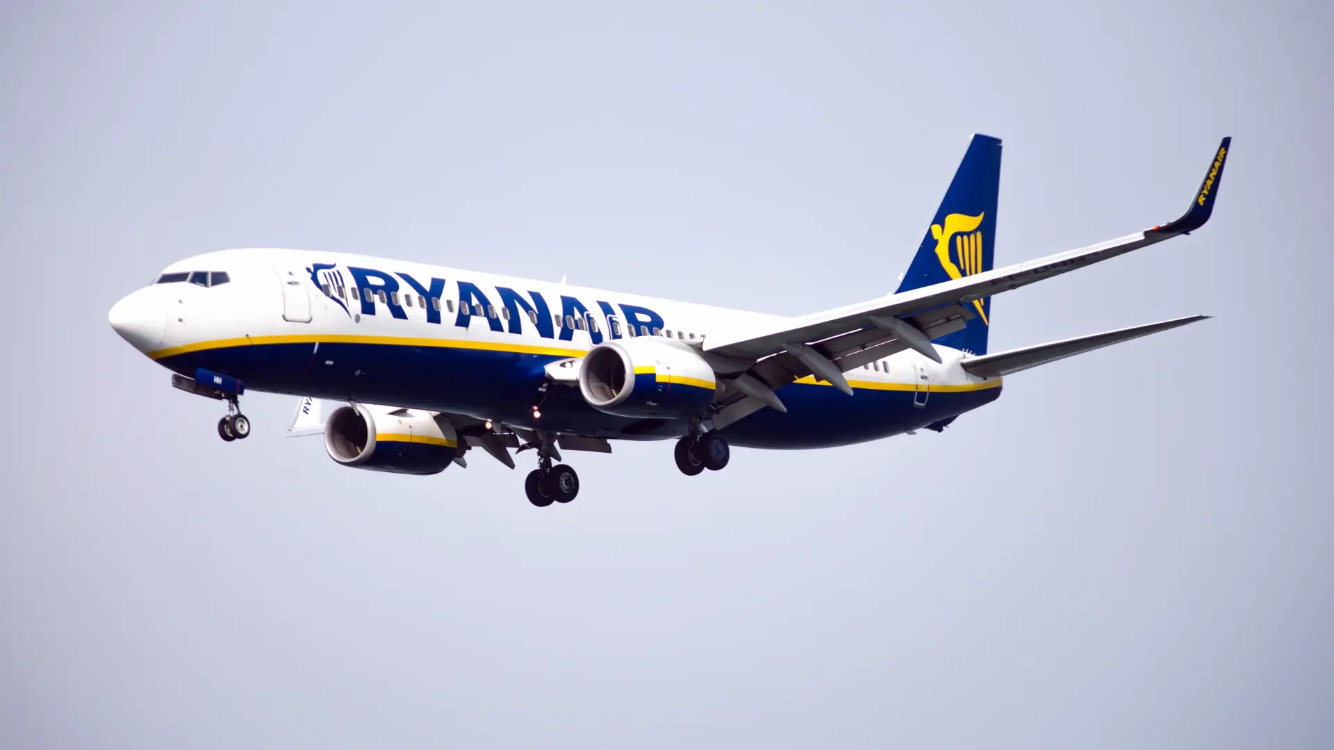 Terror en un vuelo de Ryanair: se desprende una pieza del motor, rompe una ventanilla y un pasajero está a punto de ser succionado