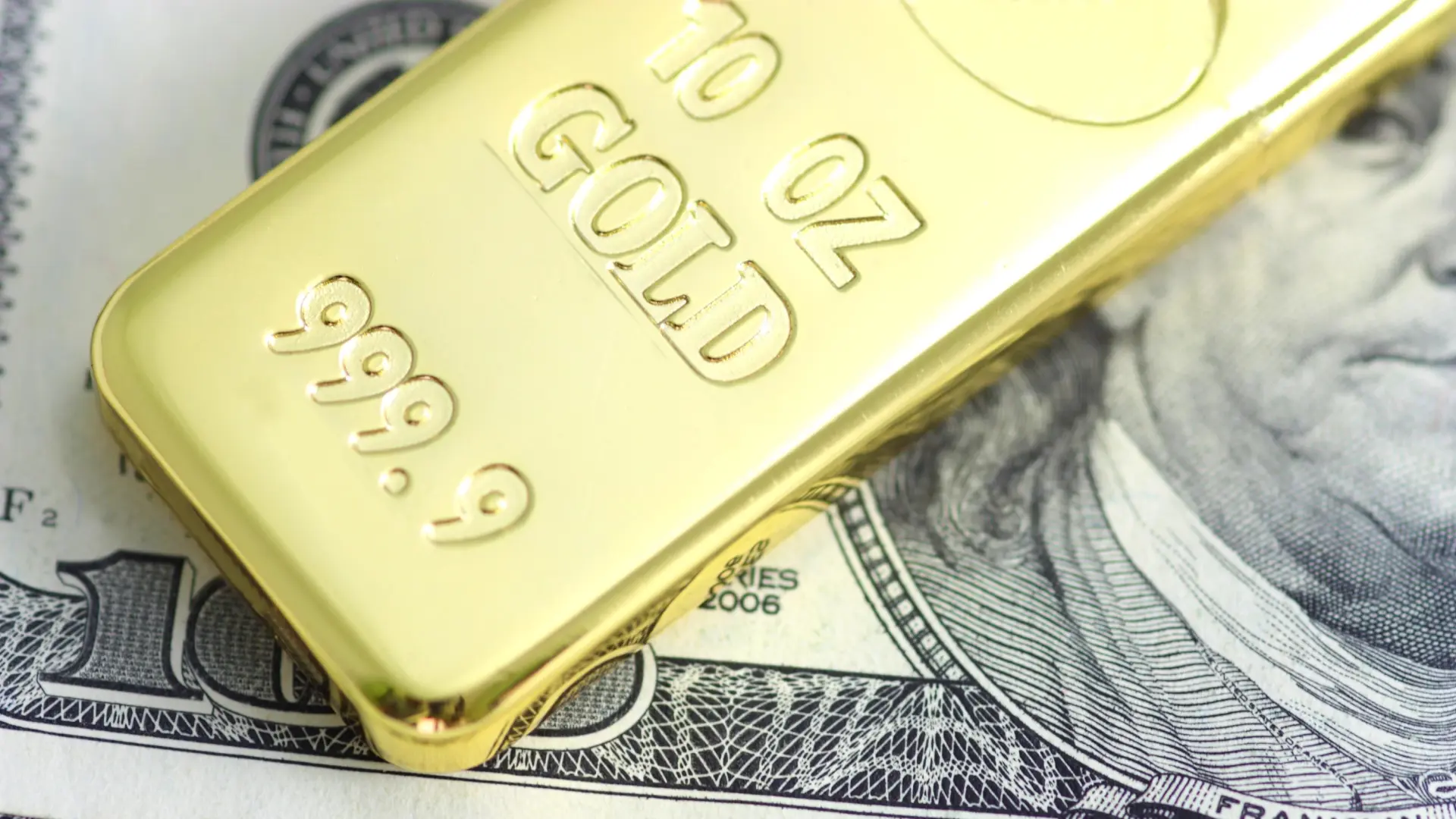 El mundo se está refugiando en el oro, pero vive encadenado al dólar