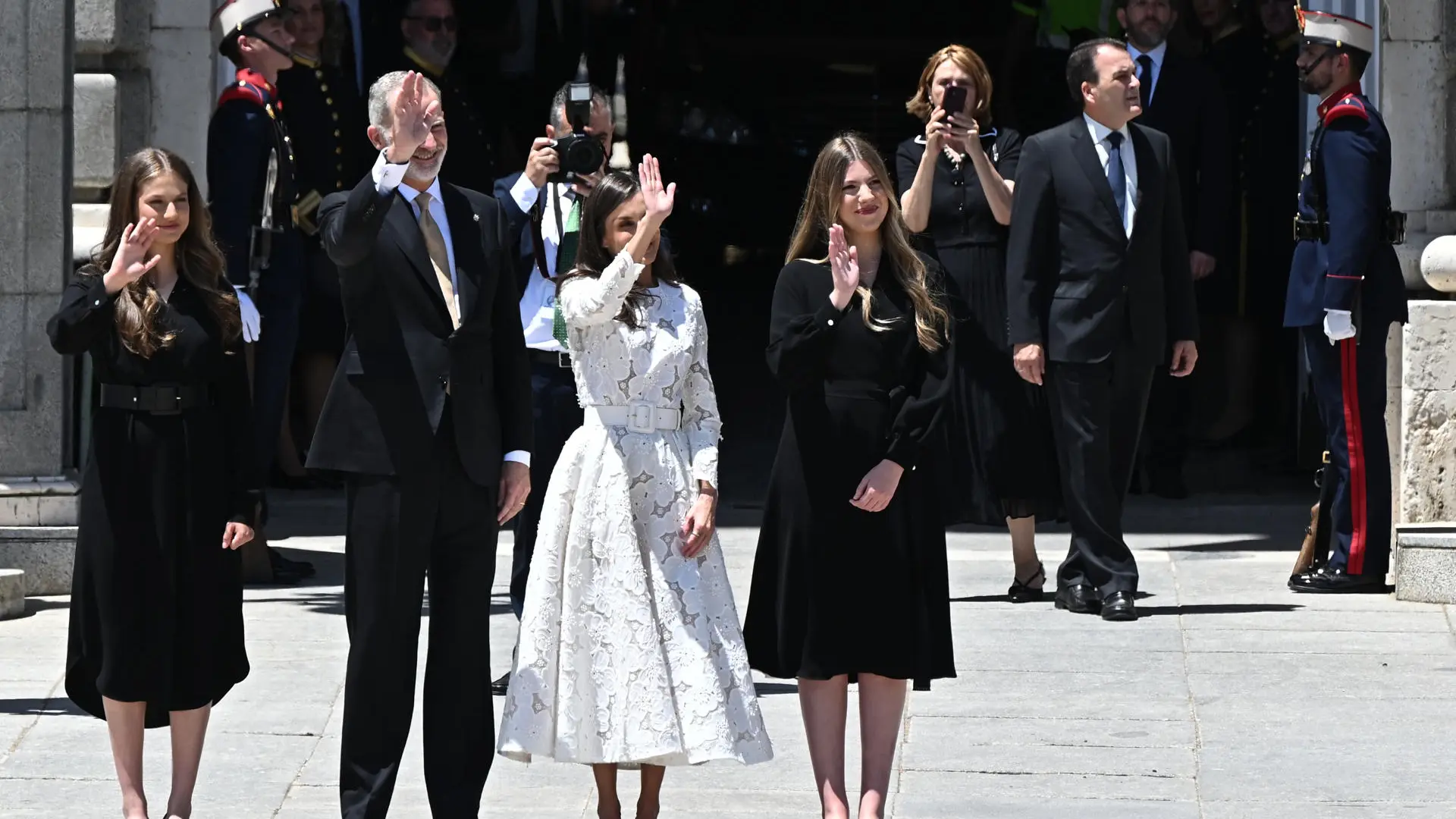 Los reyes Felipe y Letizia se saltan el guion y viajan sin agenda a Zaragoza para acompañar a su hija Sofía en su estreno