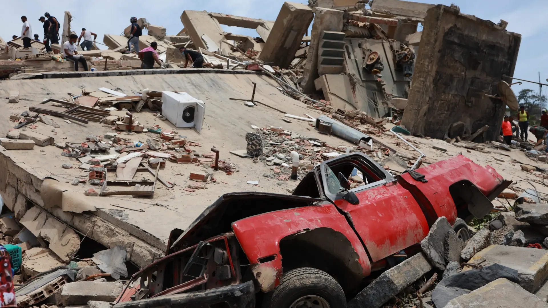 El Gobierno eleva a 32 los españoles muertos en los terremotos de Venezuela