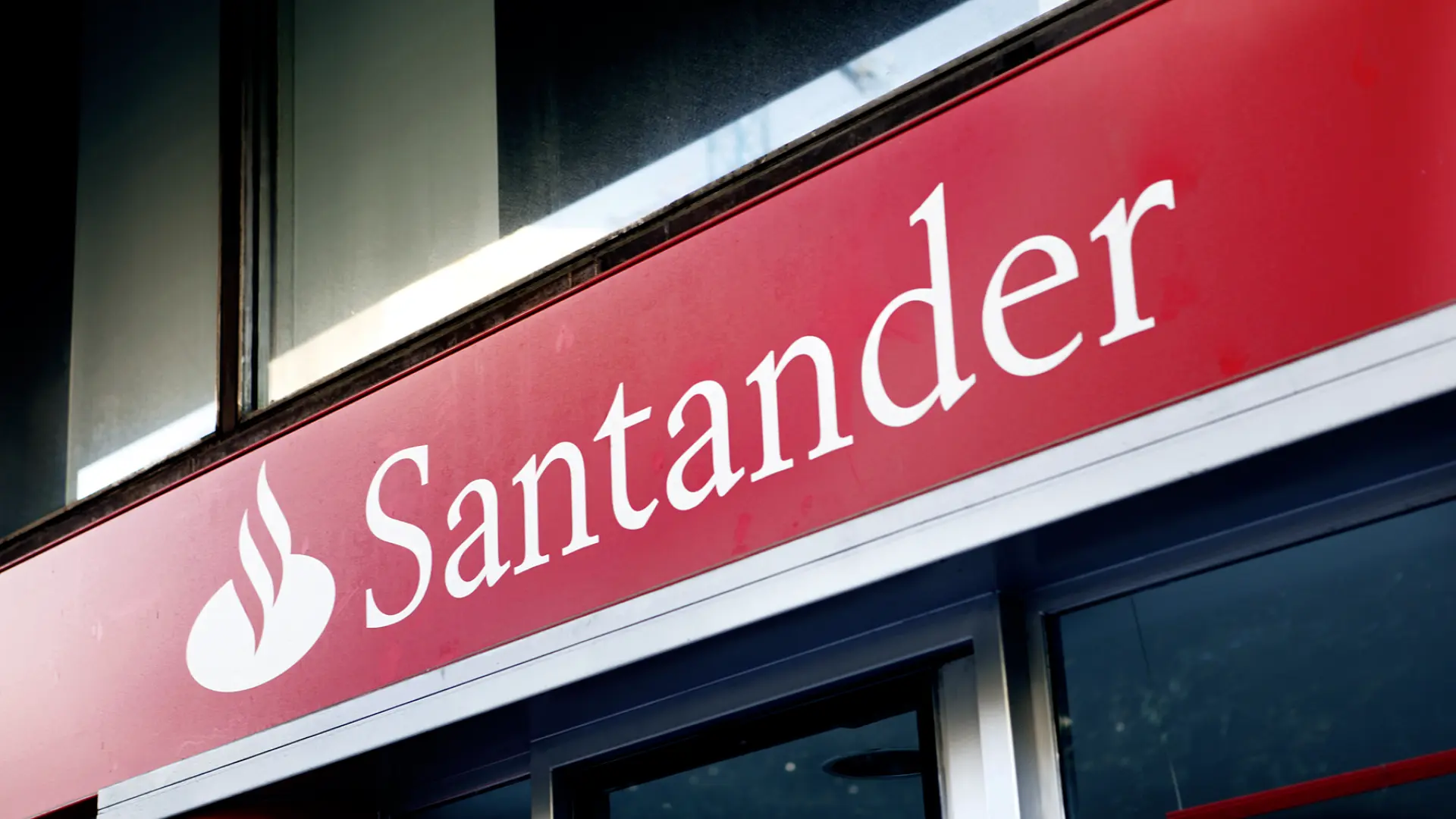 Banco Santander y los sindicatos se dan de plazo hasta mediados de julio para cerrar el plan de prejubilaciones