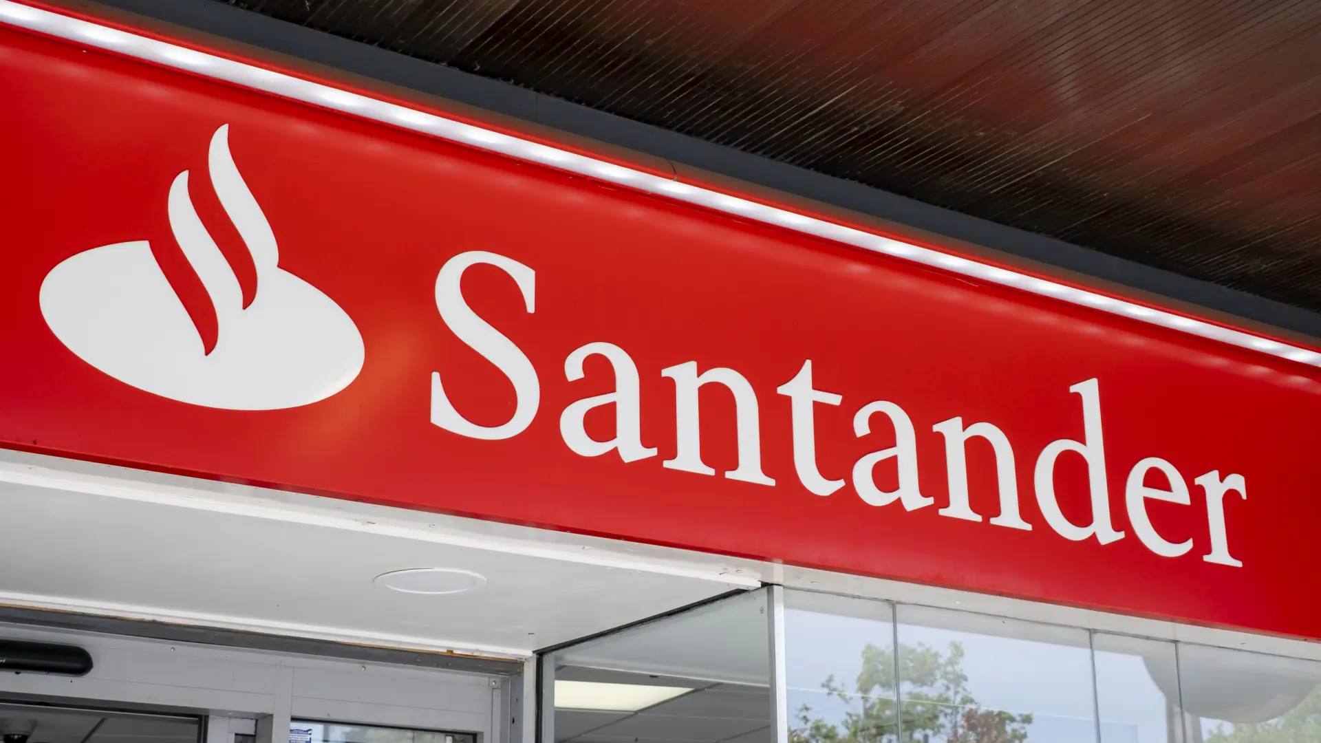Los sindicatos exigen al Santander mayores indemnizaciones y se emplazan al 13 de julio para cerrar el plan de prejubilaciones