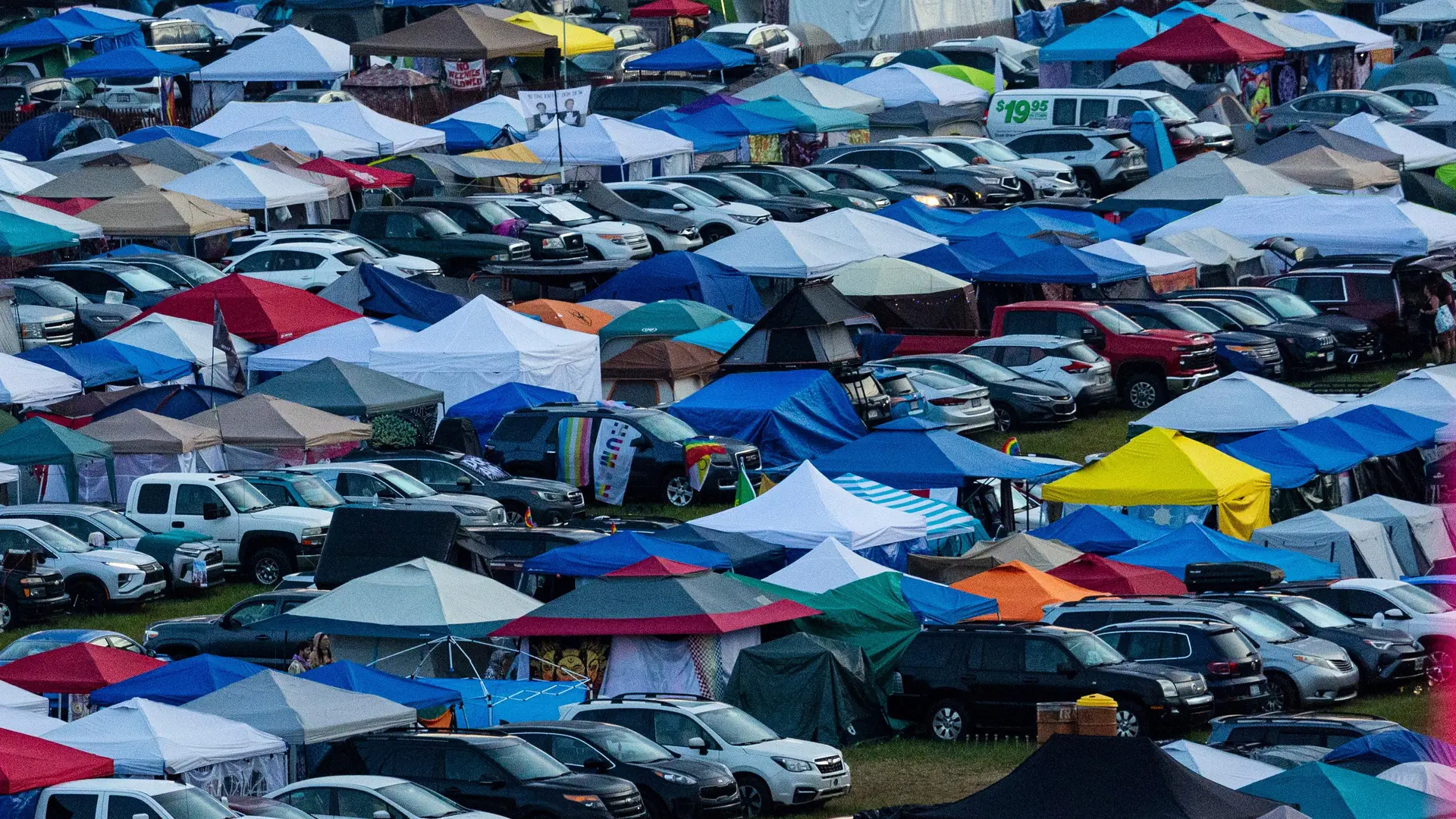 Hallan un bebé muerto en un baño portátil durante un festival de música en Michigan