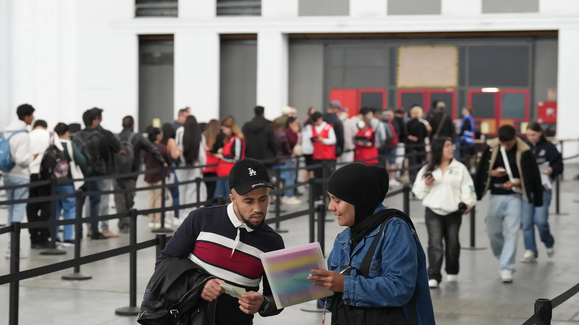 Casi 160.000 migrantes regularizados ya tienen trabajo y cotizan a la Seguridad Social: la mitad en hostelería y comercio