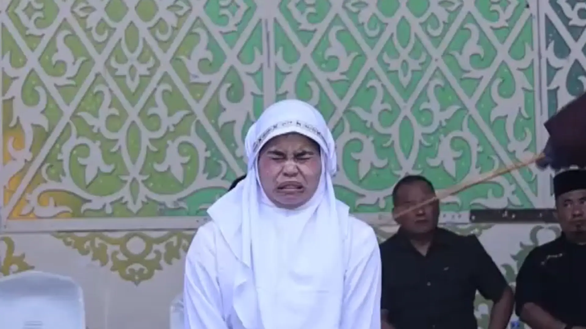 Flagelan en público a una joven pareja en Indonesia por besarse sin estar casados en un vídeo de TikTok