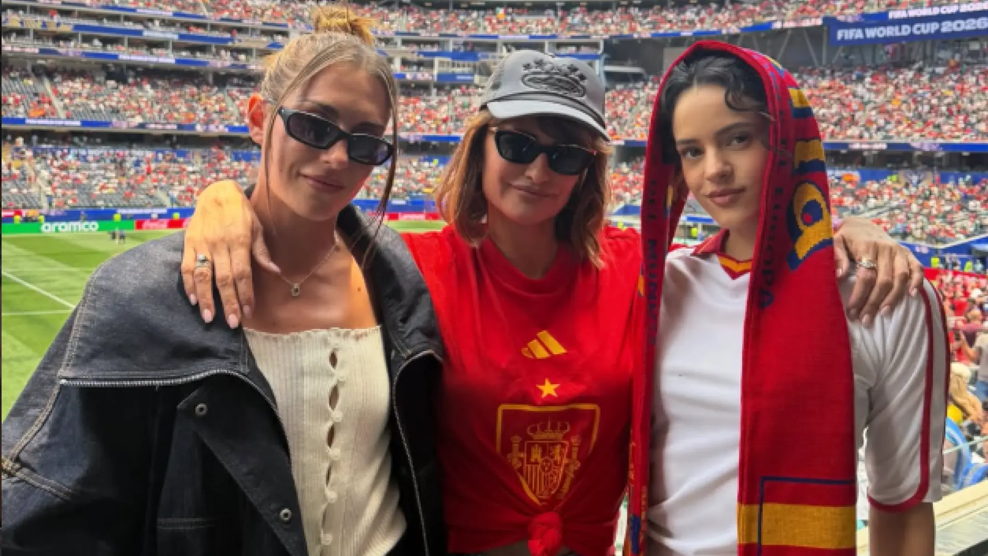 Trío de reinas en el fútbol: Rosalía, Penélope Cruz y Alexia Putellas viendo la victoria de España ante Austria