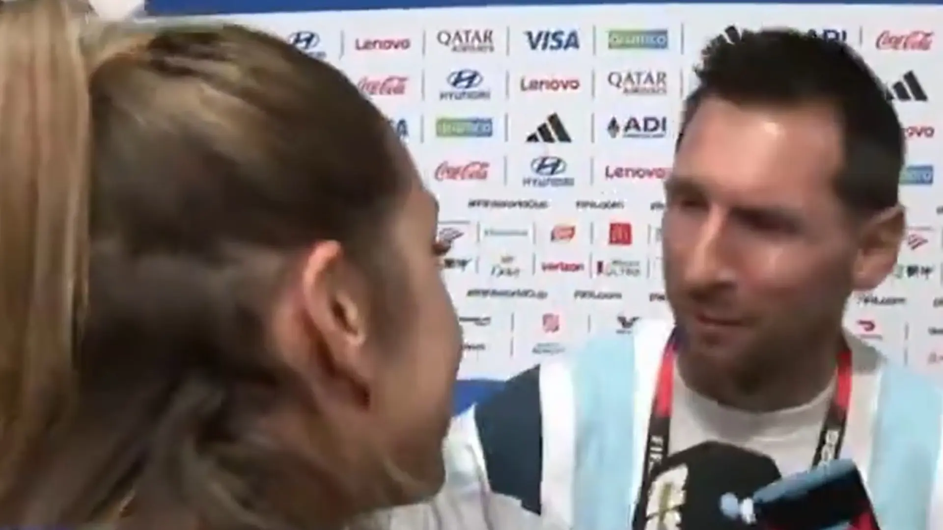 El detalle viral de Leo Messi con la periodista Sofi Martínez tras el triunfo de Argentina: «Si te miro porque te miro»