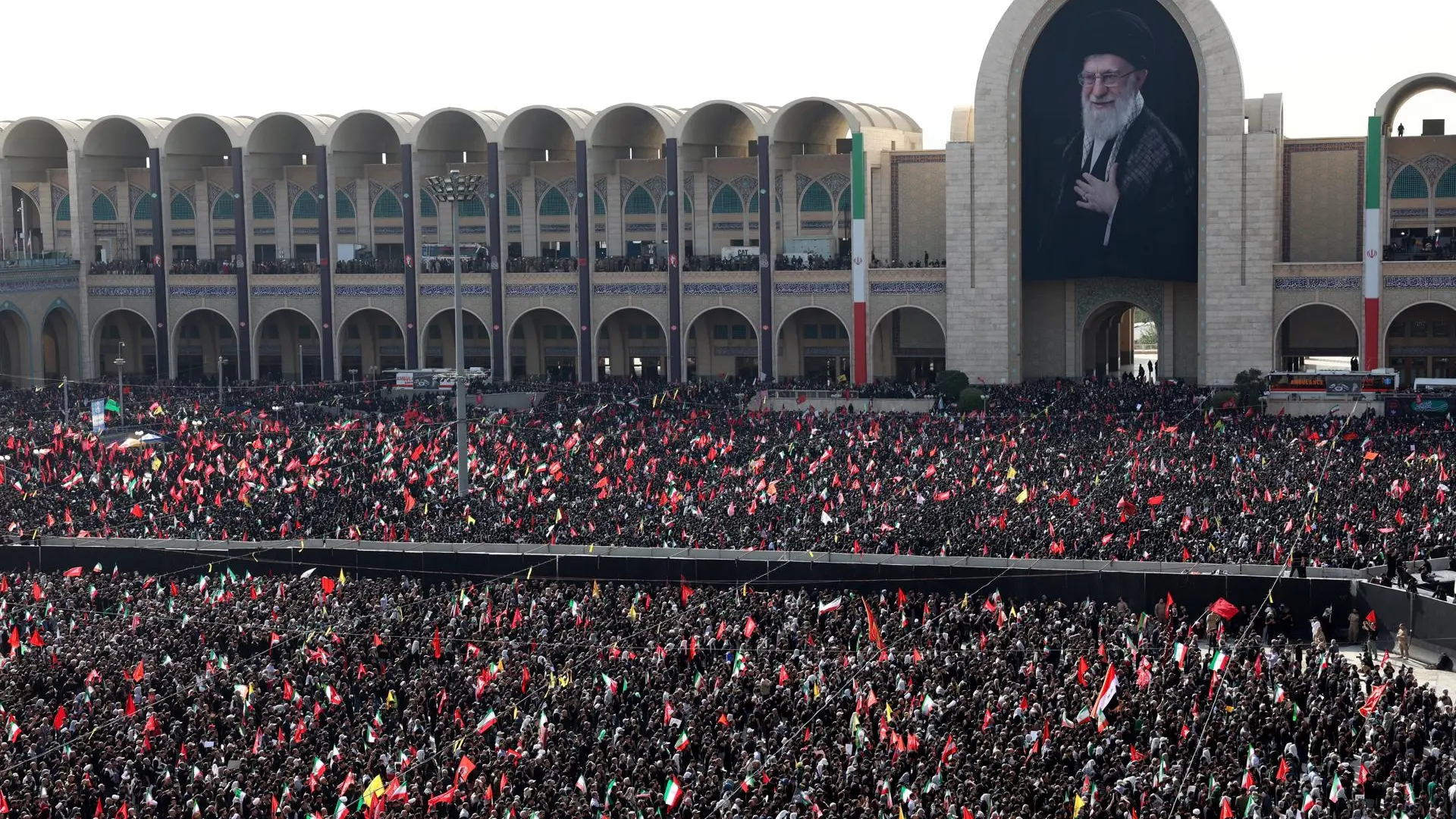 Llantos, golpes en el pecho y llamadas de venganza en el funeral público del ayatolá Alí Jamenei en Irán