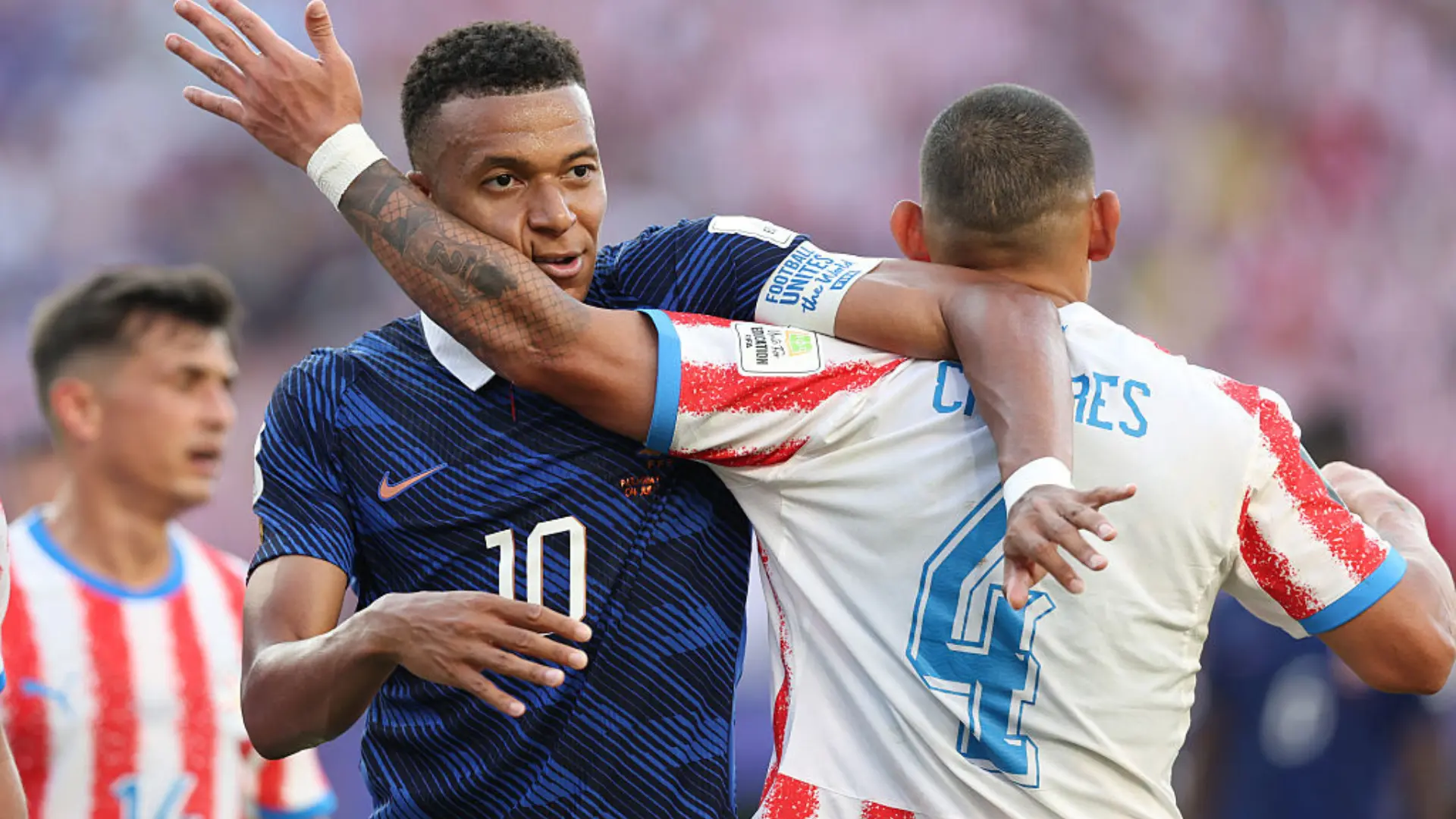 La surrealista conversación entre Mbappé y Cáceres en pleno Paraguay – Francia: «¿Me quieres dar un beso?»
