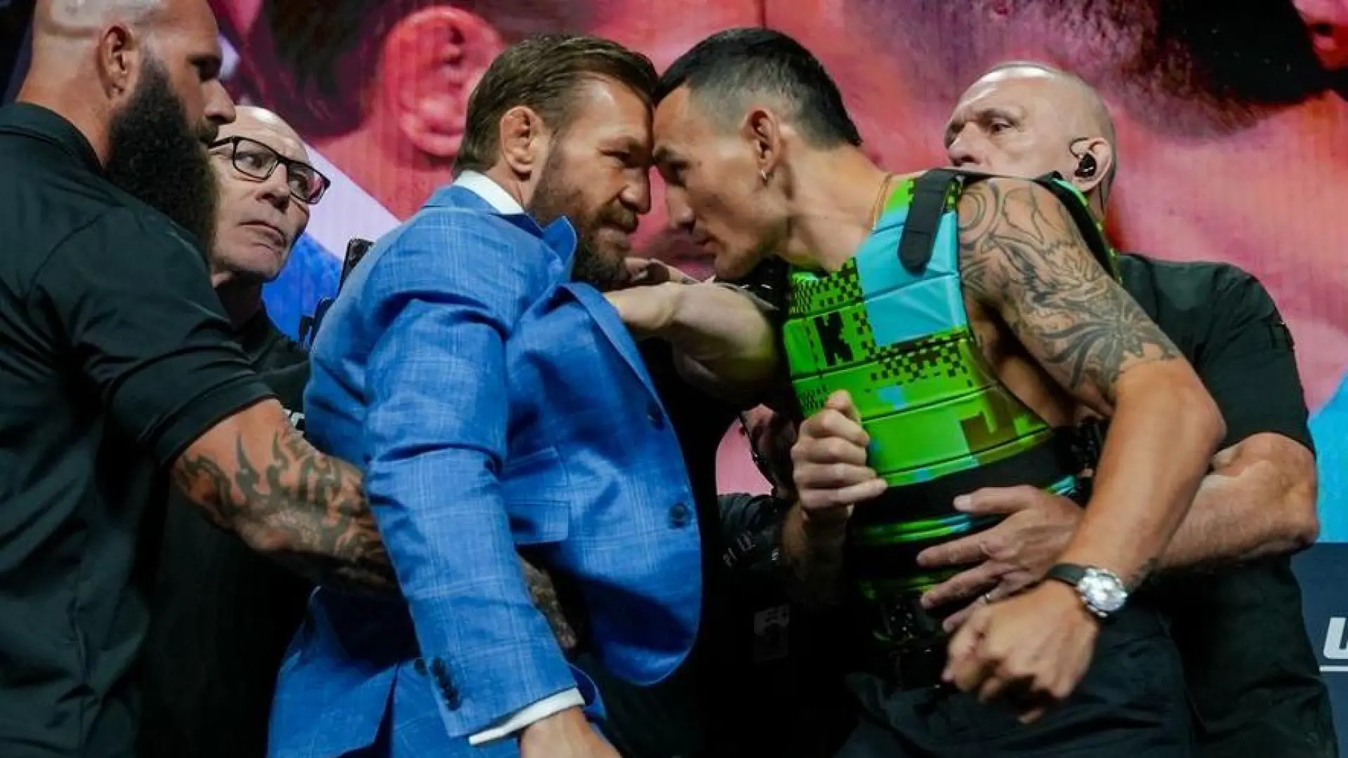 Max Holloway y Conor McGregor protagonizan un intenso cara a cara antes de su combate: «Voy a destruir a Max»