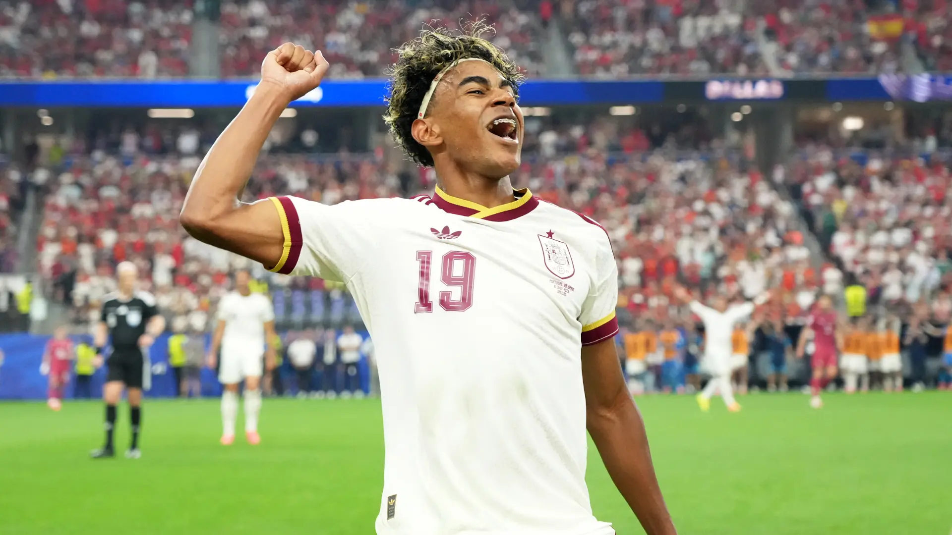 ¿Por qué arrasa en ventas la camiseta blanca de España?: «Es una prenda que te la puedes poner cualquier día, no sólo si hay fútbol»