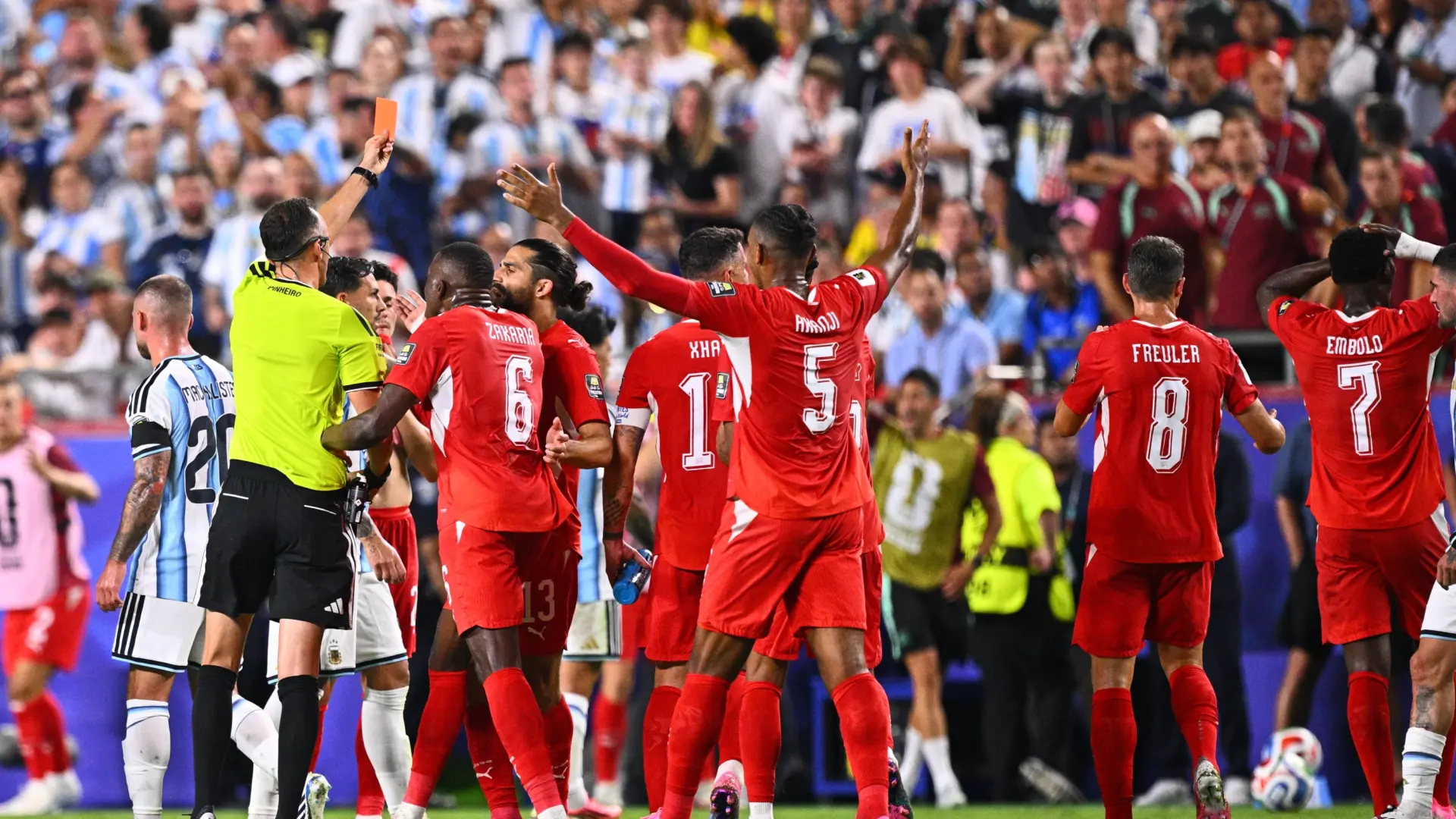 La polémica roja a Embolo ante Argentina: el árbitro expulsó al jugador de Suiza tras una «rectificación por confusión de identidad»