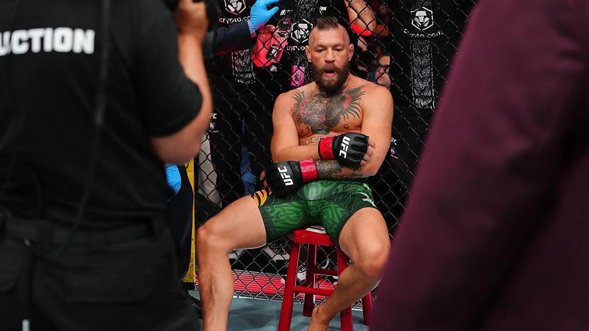El regreso más surrealista y fallido de Conor McGregor: se lesiona a los tres segundos contra Max Holloway en el UFC 329