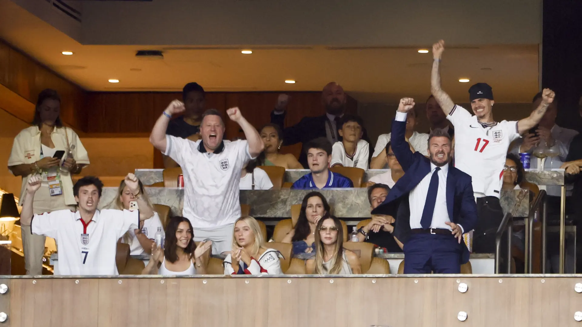 La imagen más comentada del Mundial 2026: David Beckham celebra con todo un gol de Inglaterra… mientras Victoria se desentiende