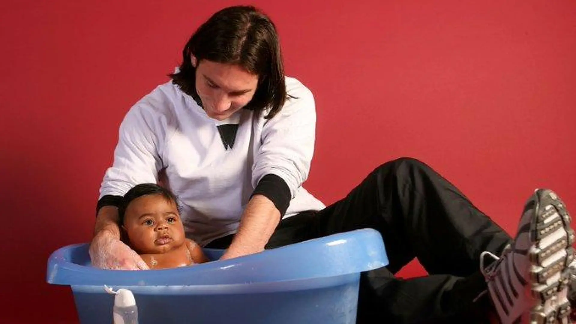 La foto de Messi bañando al bebé Lamine Yamal vuelve a hacerse viral antes de la final del Mundial