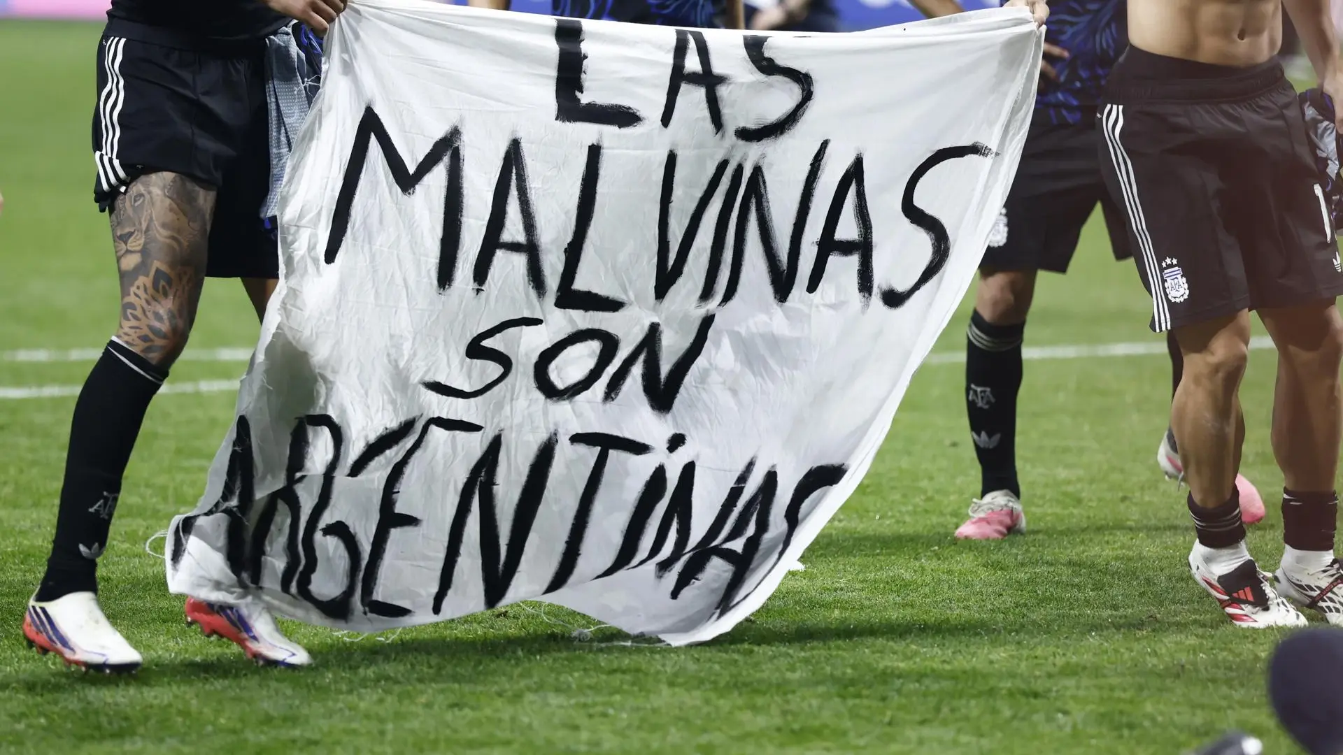 La FIFA estudia posibles sanciones a Argentina por la pancarta de las Malvinas en la semifinal del Mundial