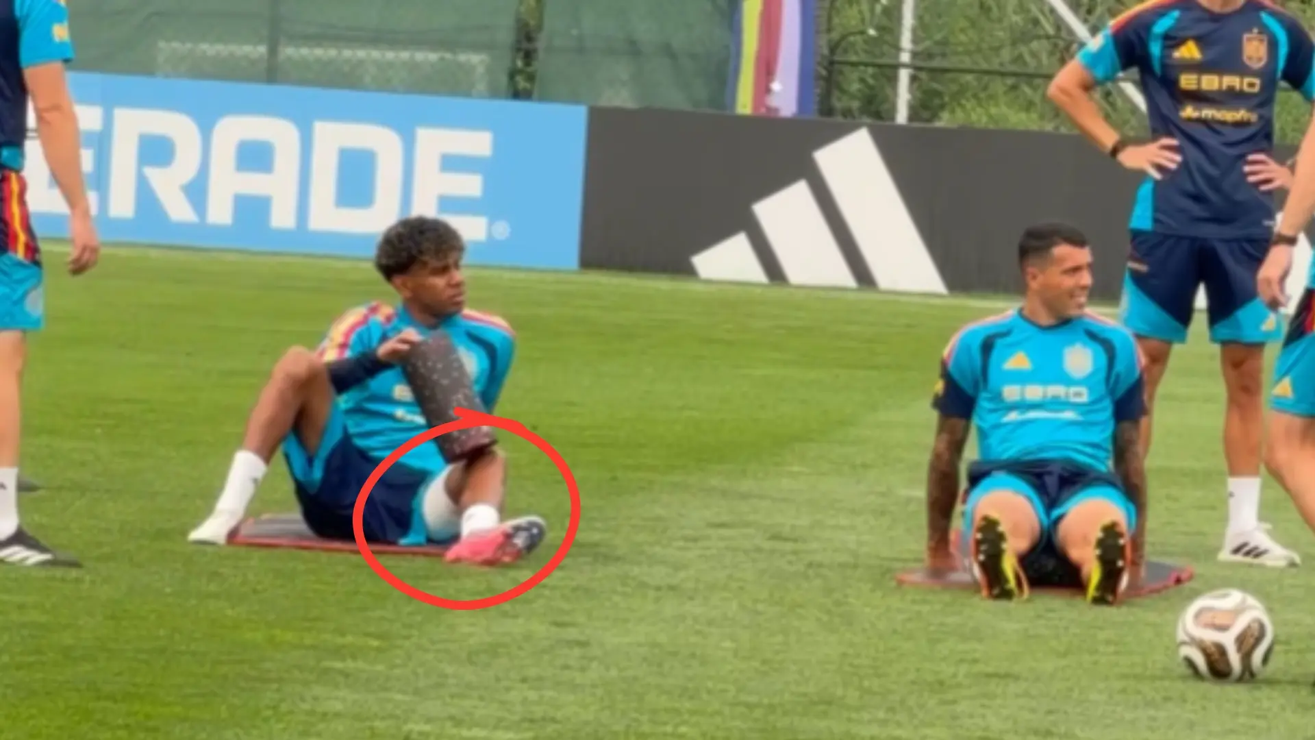 Alarma por Lamine Yamal: entrena al margen y luce un preocupante vendaje antes de la final del Mundial