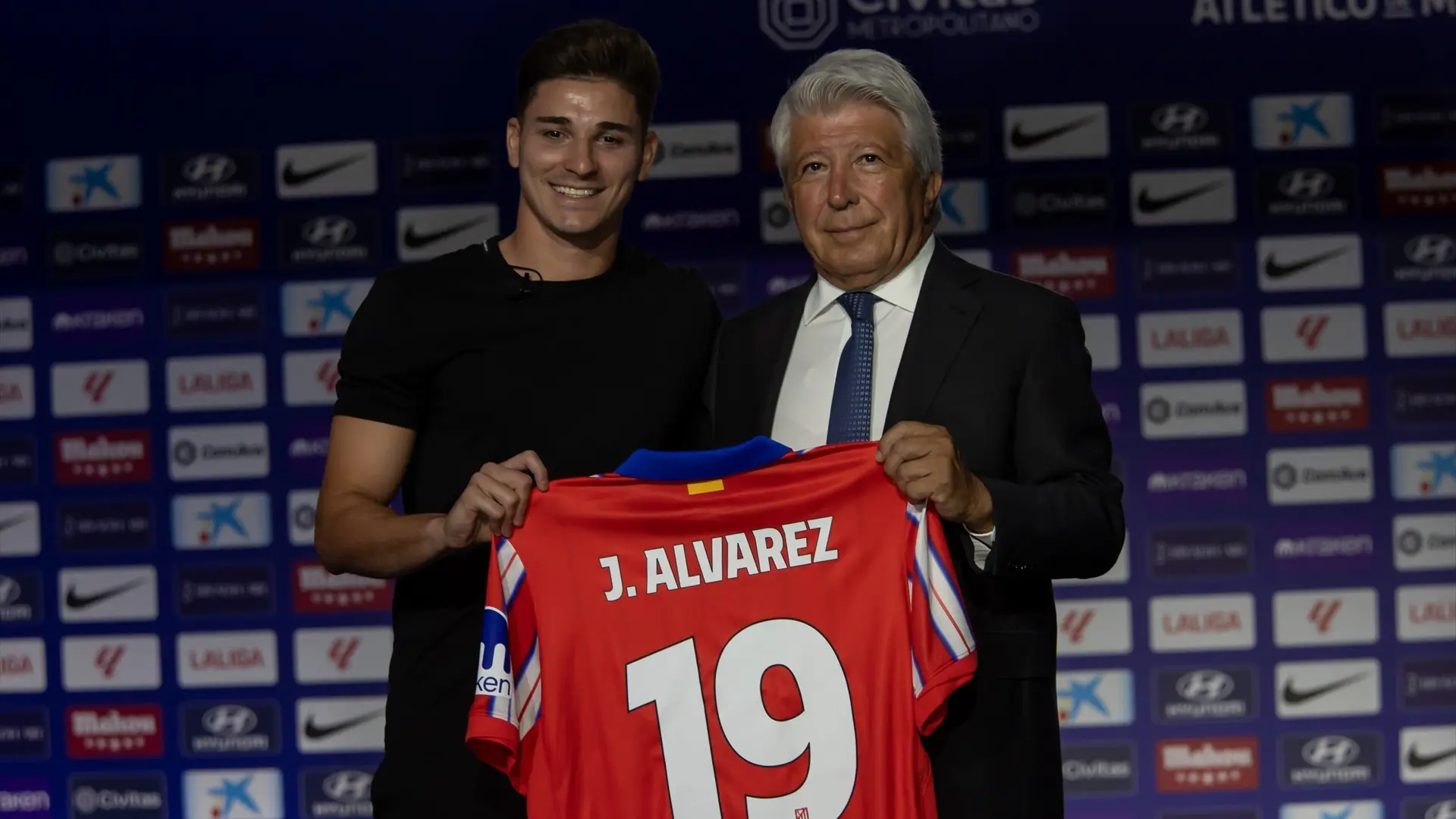 Enrique Cerezo cierra la puerta a la salida de Julián Álvarez: «En esta vida todos nos equivocamos, es jugador del Atleti y lo será»