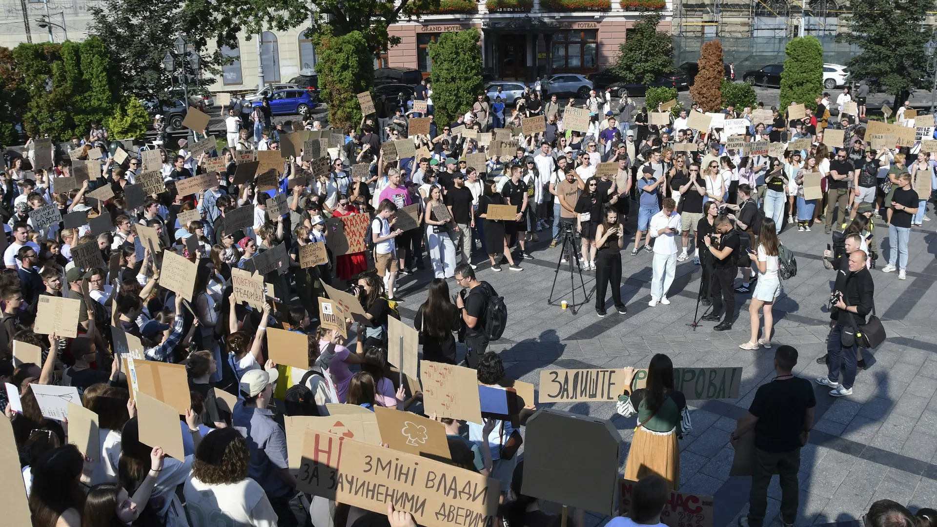 Protesta en Ucrania contra Zelenski tras la destitución del ministro de Defensa, al que ven artífice del giro en la guerra con Rusia
