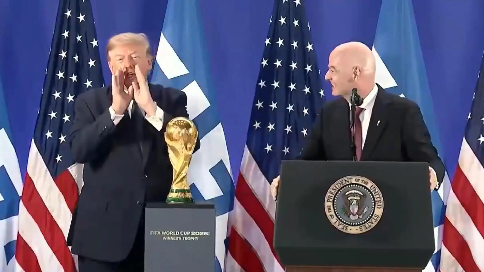 Trump posa junto a la copa de campeón del Mundial y desea suerte a España y Argentina: «Que gane el mejor»