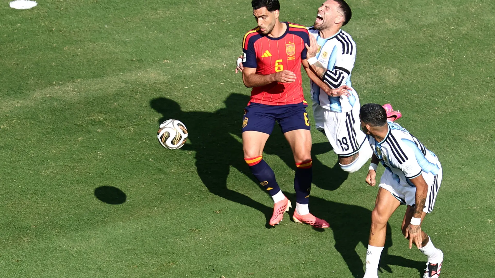 La gran polémica de la final: así ha sido el gol anulado a Nico Williams por una dudosa falta pitada a Merino