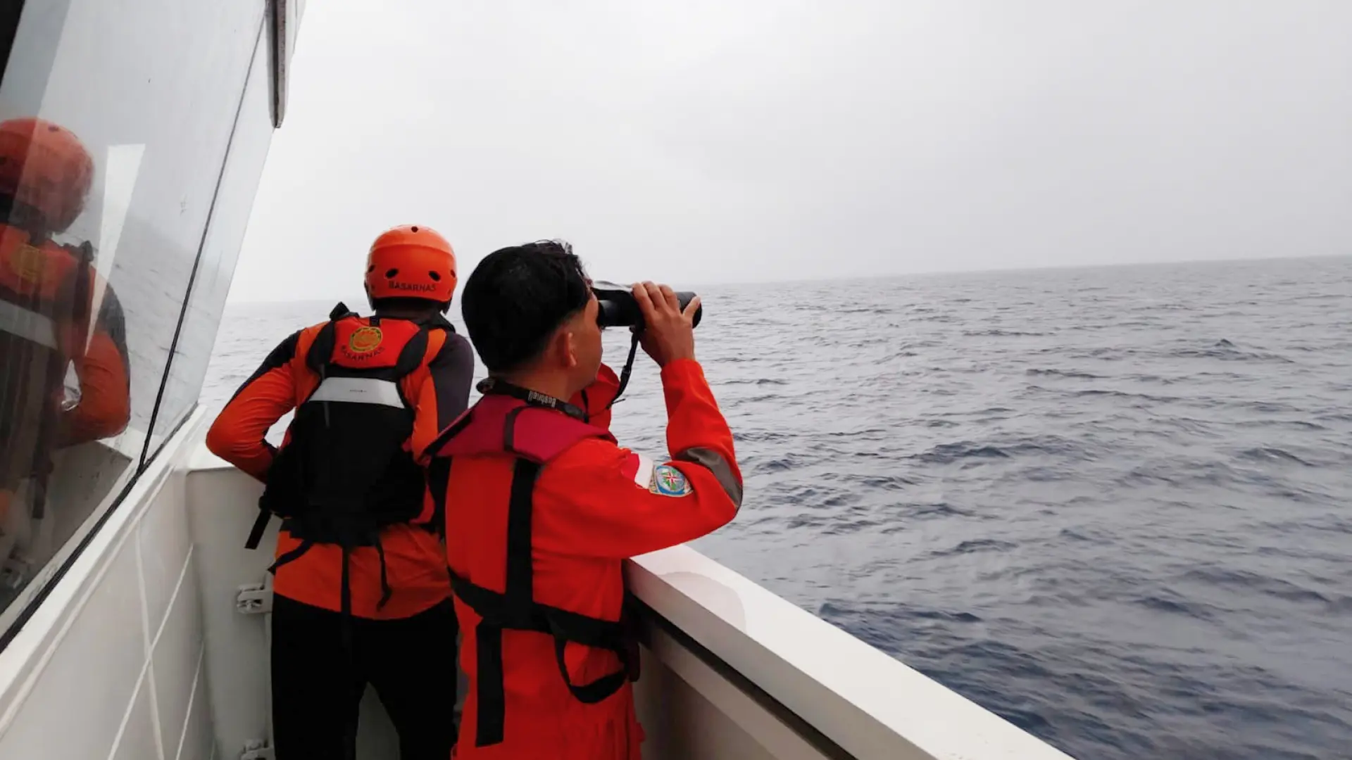 Rescatan con vida a una madre y a su hijo varados en una isla remota tras el naufragio de un barco en Indonesia