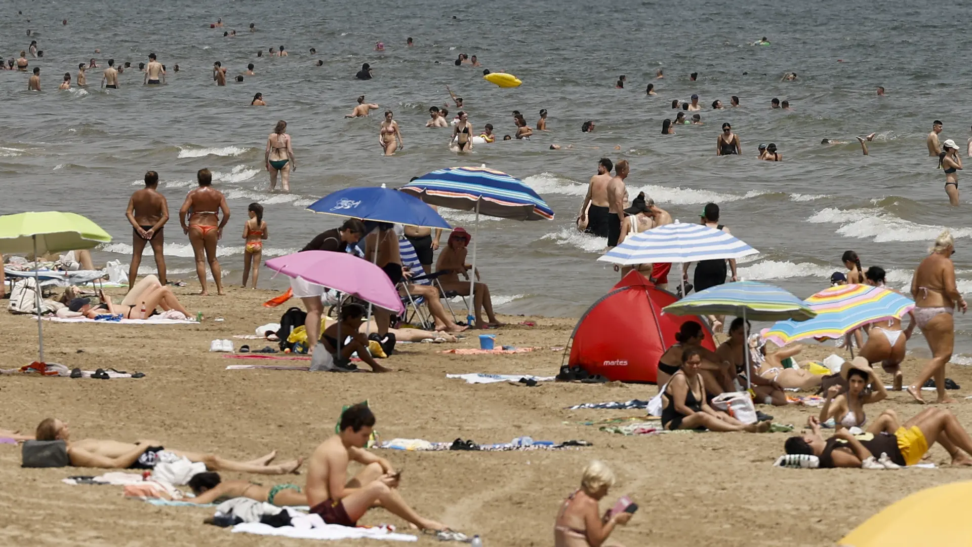 Los españoles se van de vacaciones con los carburantes hasta un 20% más caros que el año pasado y los hoteles disparados