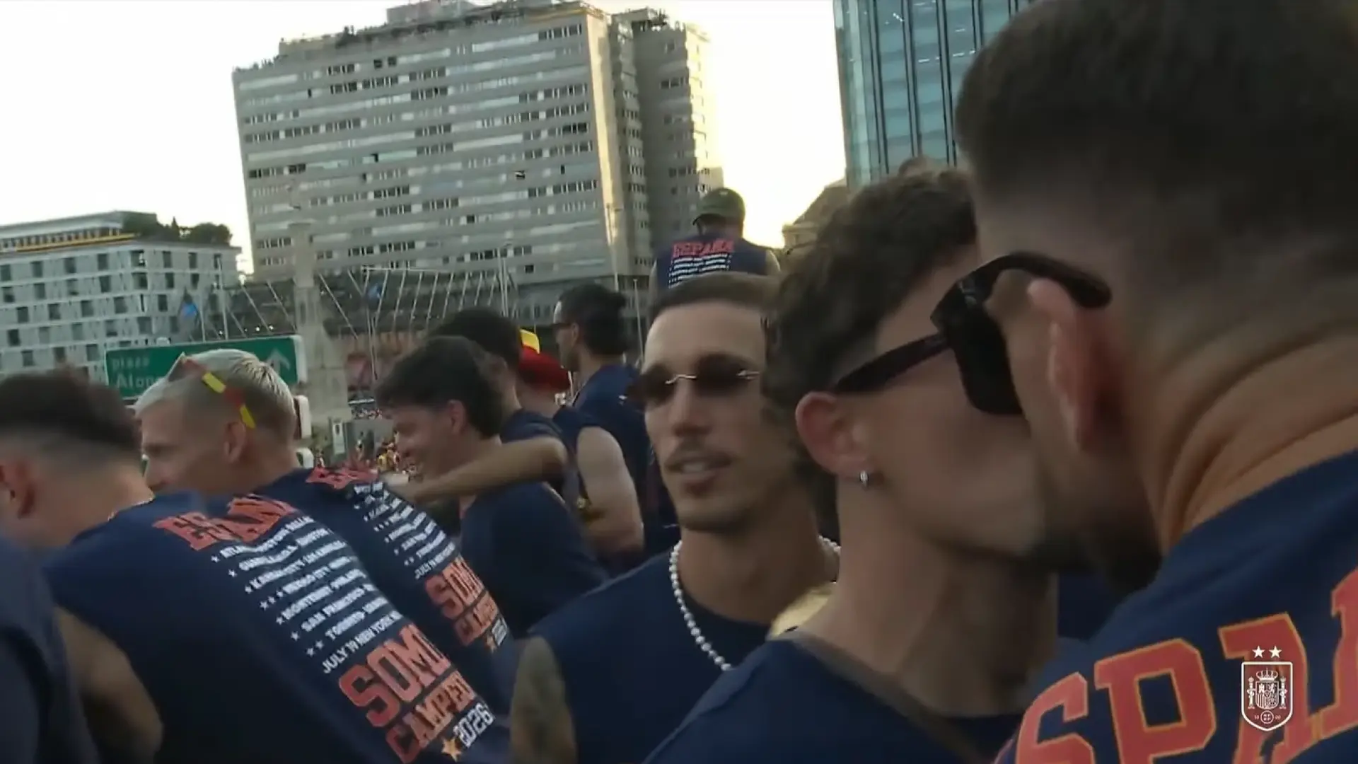 Yeremy Pino y Unai Simón se besan en plena rúa del Mundial 2026: «¡Dame un pico!»