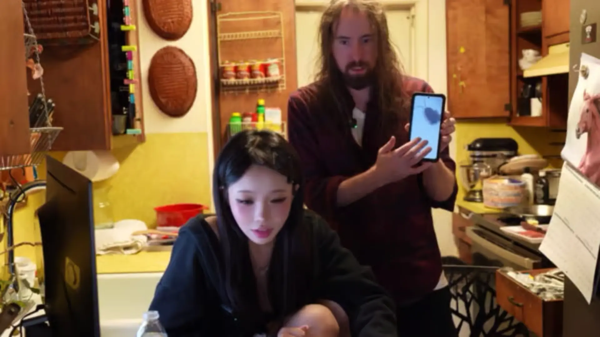 La sorpresa de una 'youtuber' al abrir la nevera de Asmongold: «¿Eso es una cucaracha?»