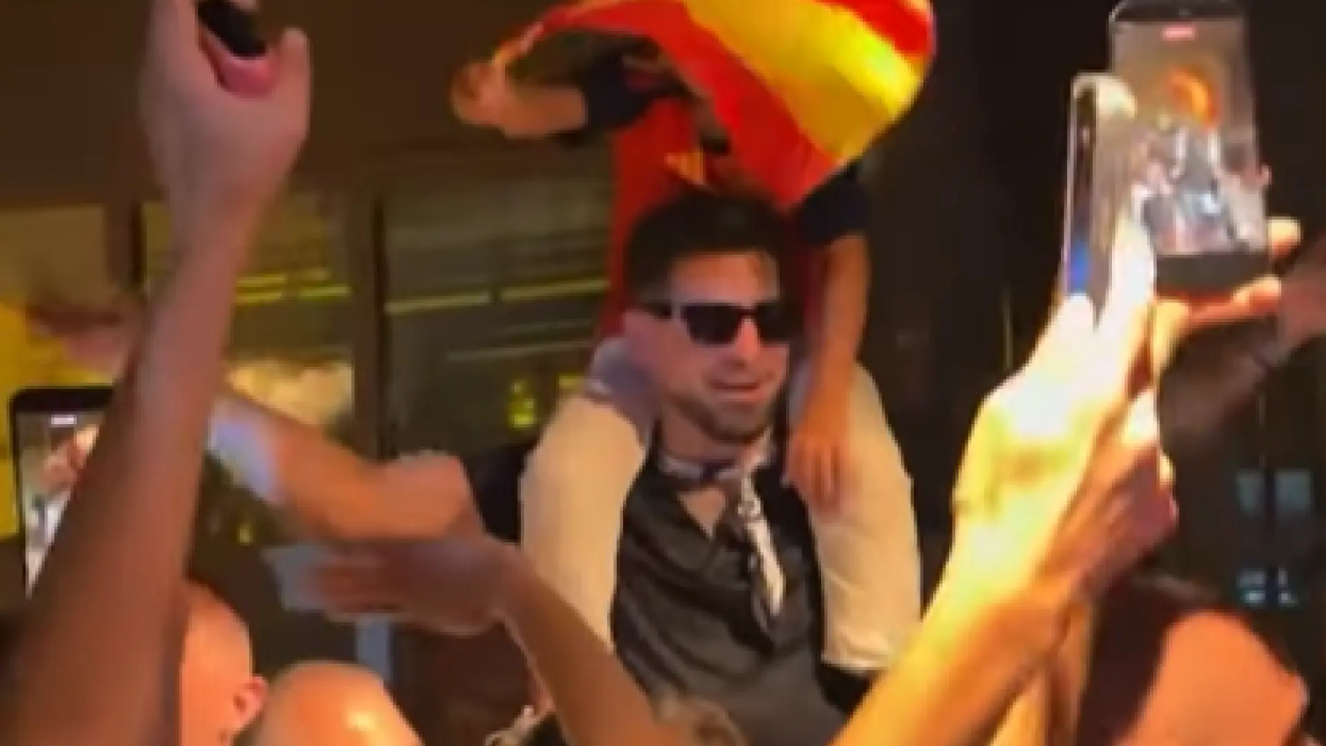 Ilia Topuria reaparece celebrando a lo grande la victoria de España en el Mundial 2026: gafas de sol y visiblemente contento