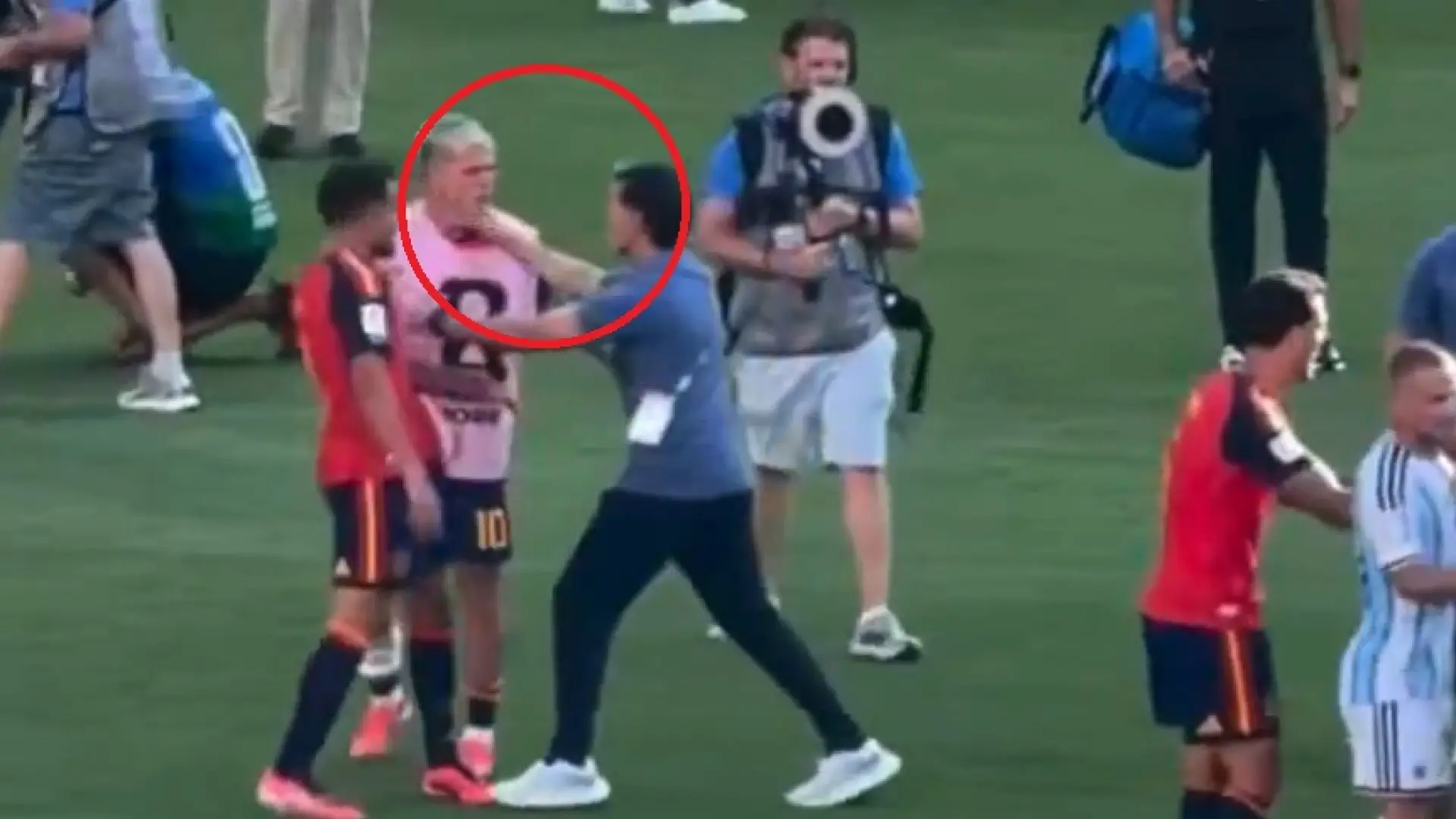 El argentino Ayala se disculpa tras su agresión a Dani Olmo: «Fue más un empujón, no un puñetazo»