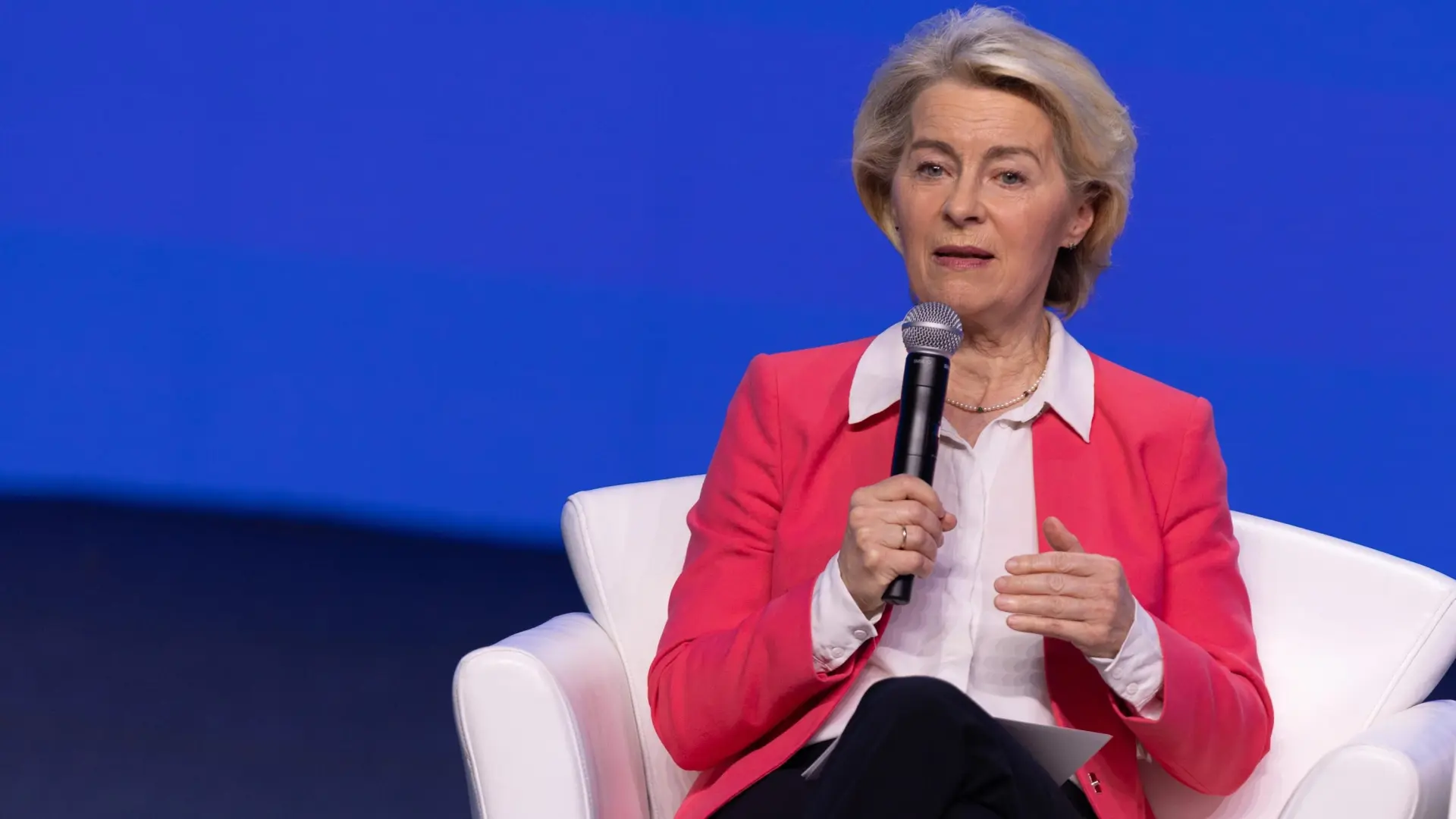 Von der Leyen aplaude «la valentía» de los efectivos que combaten los incendios de Madrid y Ávila