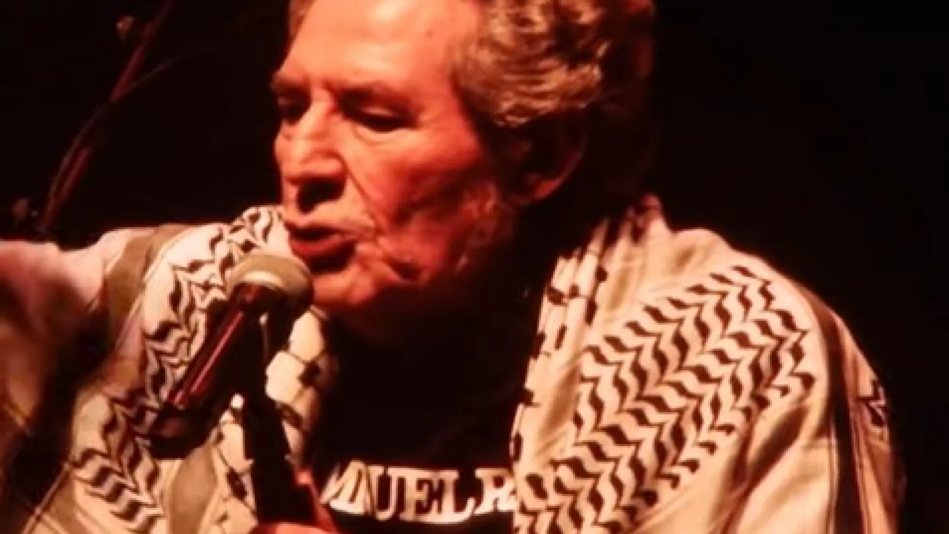 Miguel Ríos, increpado en un concierto tras ponerse un pañuelo palestino y hacer un alegato político: «Respeta mis ideas»