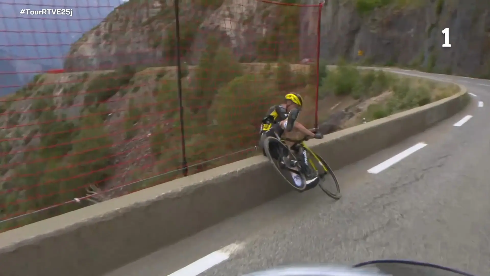 Las protecciones evitaron que Sepp Kuss se precipitase al vacío en un barranco: así fue su escalofriante caída en el Tour de Francia