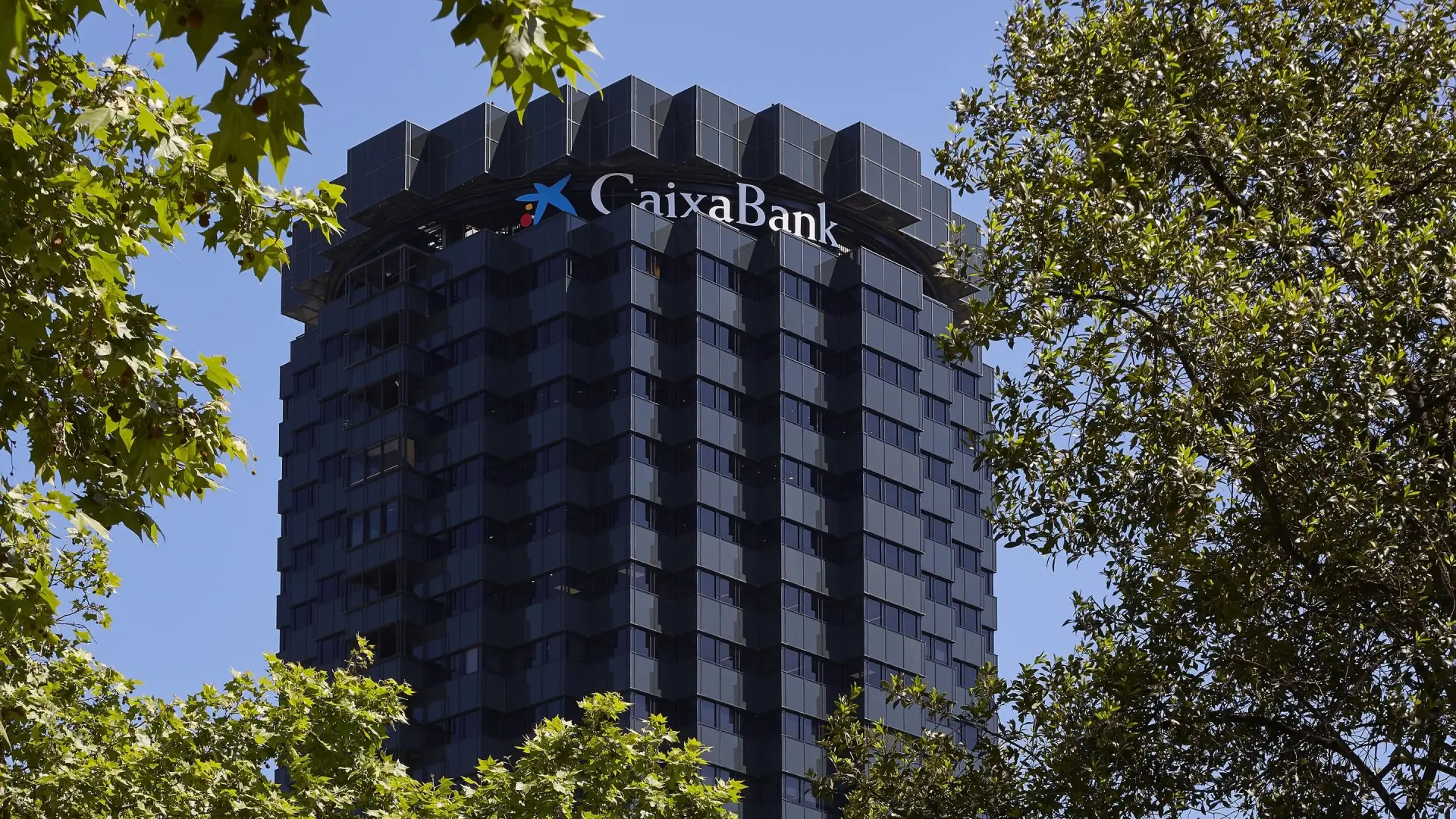 CaixaBank bate récord de beneficio semestral tras ganar más de 3.200 millones, un 8,5% más