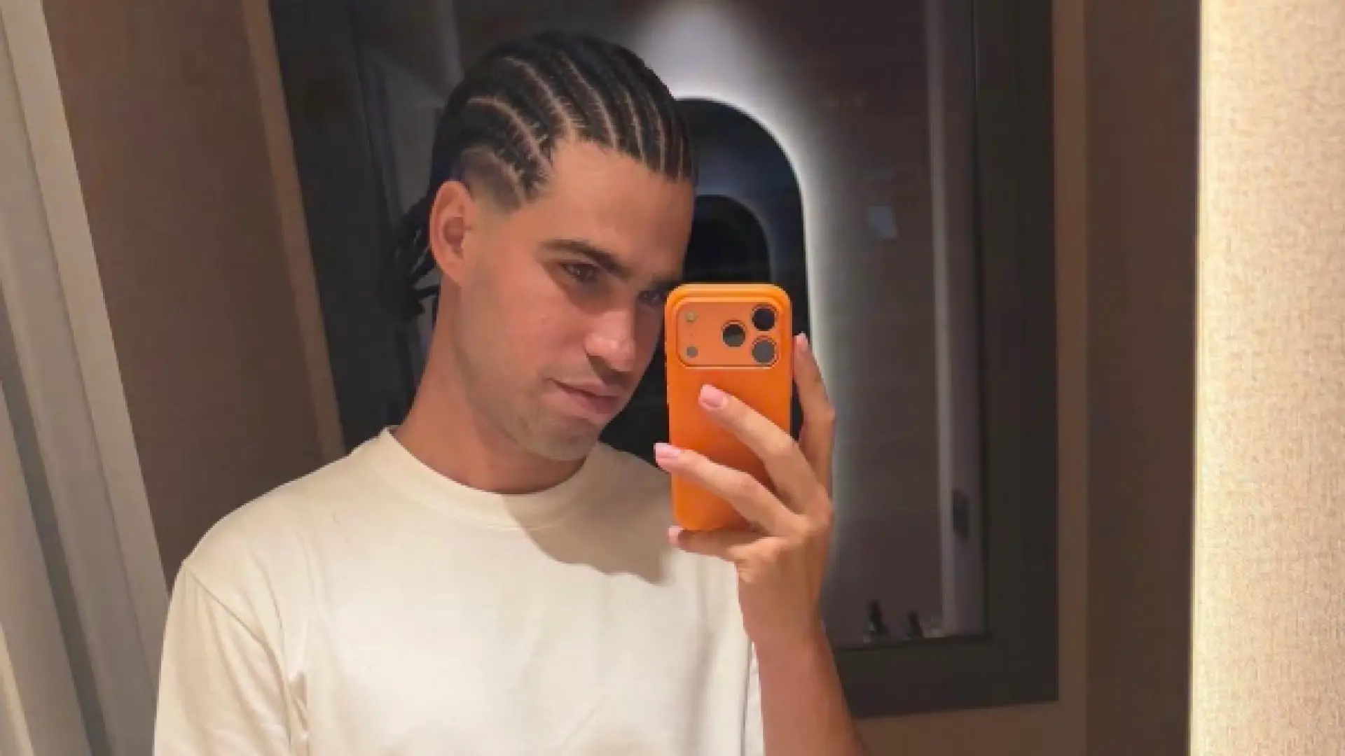 Carlos Alcaraz imita a Marc Cucurella y sorprende con un atrevido 'look' en su regreso a la competición