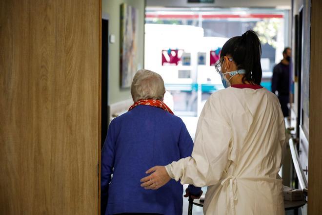 La falta de médicos y el envejecimiento disparan hasta los 4 meses la espera para recibir rehabilitación: «Se pierden oportunidades de recuperación»