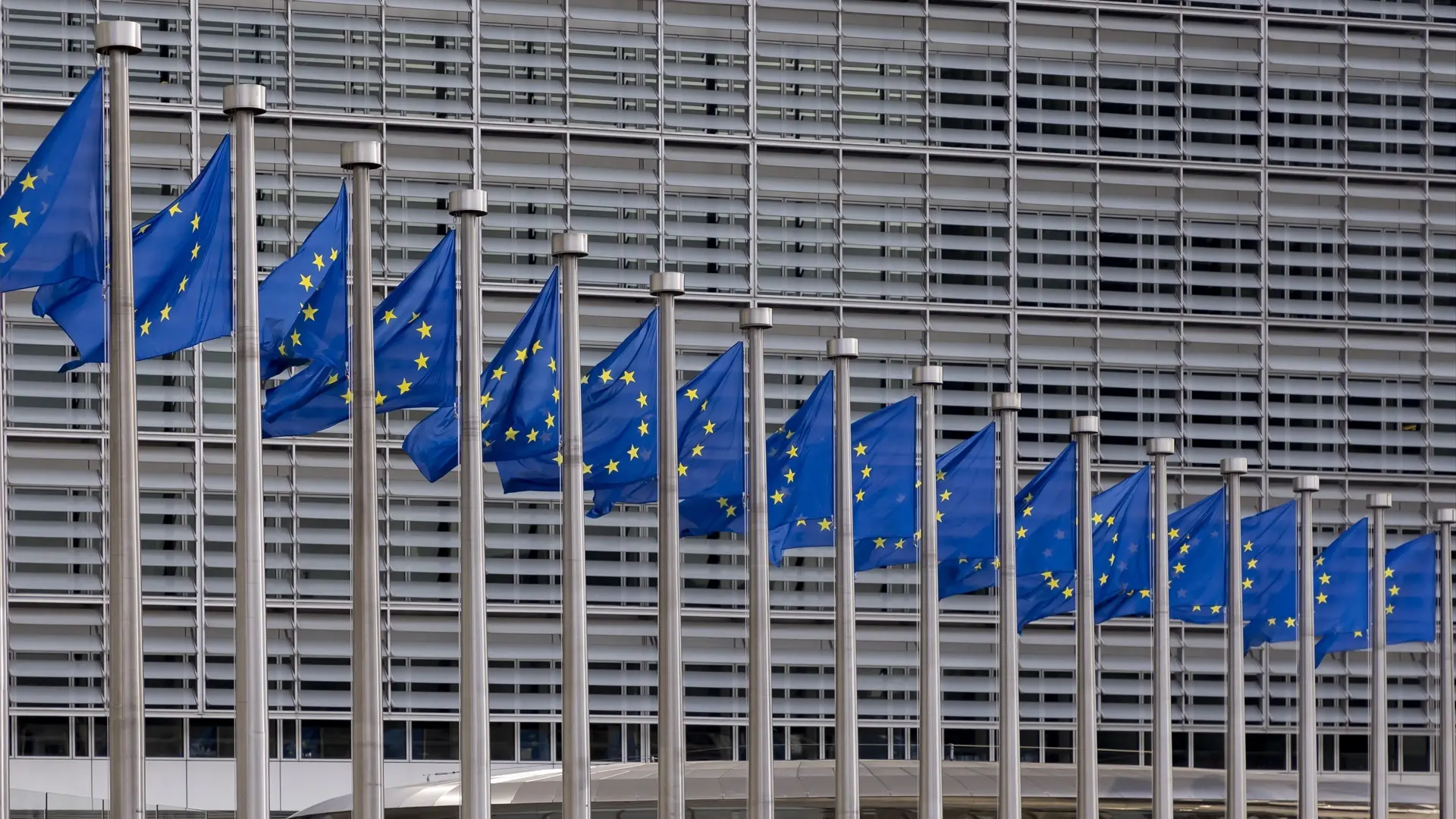 Bruselas plantea liberar 230.000 millones de euros y recortar la burocracia un 50% para que los bancos europeos compitan con EEUU