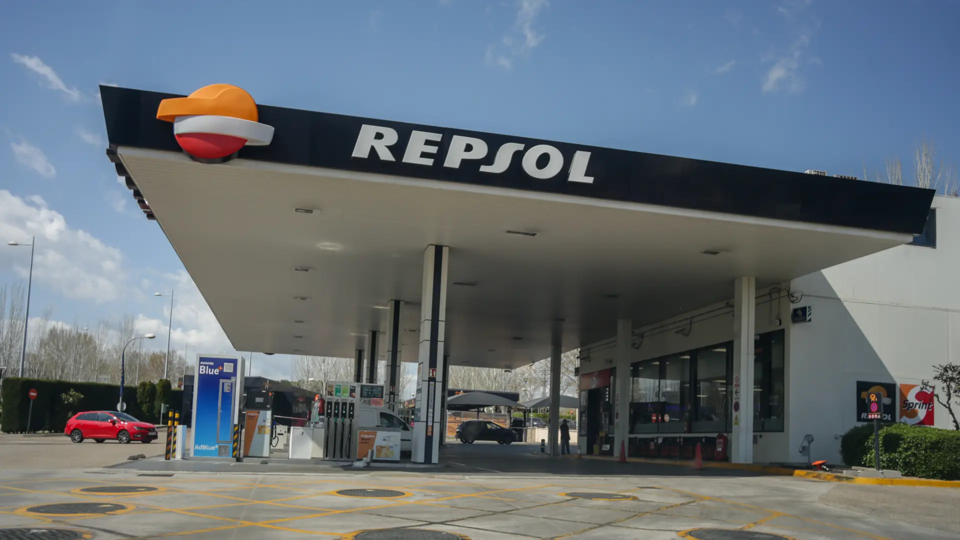 Descuentos de hasta 45 céntimos por litro de combustible en Repsol los fines de semana
