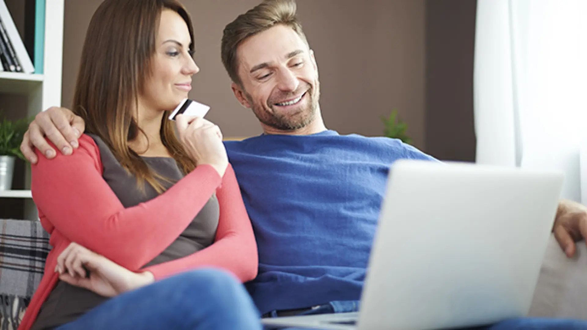Los meses en los que te sale más barato comprar un televisor, una consola o un mueble de exterior