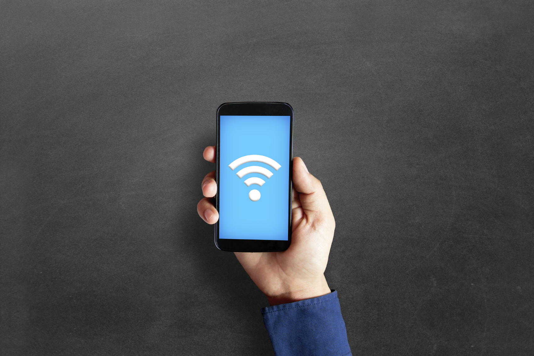 CDATA[
El conectarse al WiFi gratuito de un aeropuerto, hotel, cafetería o plaza comercial puede parecer que no tiene ninguna consecuencia, pero realizar esa acción puede representar un riesgo para la información personal. La Procuraduría Federal del Consumidor ( Profeco ) advierte que algunas redes públicas o falsas pueden ser utilizadas por ciberdelincuentes para interceptar datos personales, financieros e incluso contraseñas. Antes de conectarse, recomienda verificar que la red pertenezca realmente al establecimiento y evitar compartir información sensible, especialmente durante viajes o al utilizar servicios fuera de casa.
¿Qué información pueden obtener a través de una red WiFi pública? ¿Qué datos me pueden robar al conectarme en un WiFi gratuito?
![